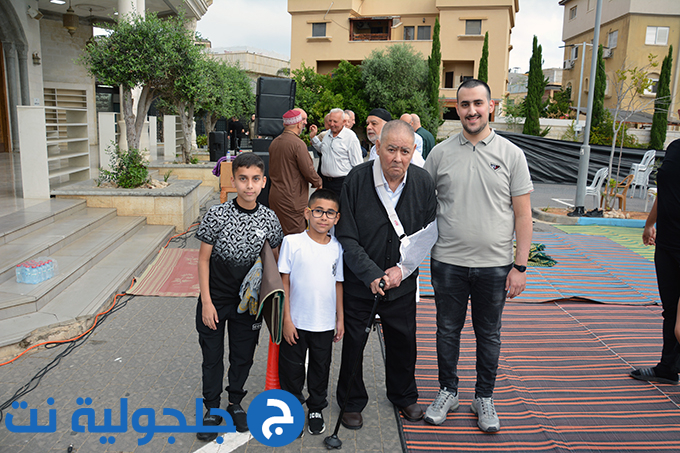 اهالي جلجولية يؤدون صلاة عيد الاضحى في ساحة مسجد الروضة في جلجولية 